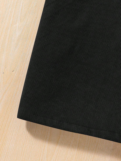 فتاة مراهقة فستان بأحمال الكتف بلون سادة، بتصميم بسيط وأنيق وخصر كلاسيكي عالي وناعم ومريح للاستخدام في الصيف