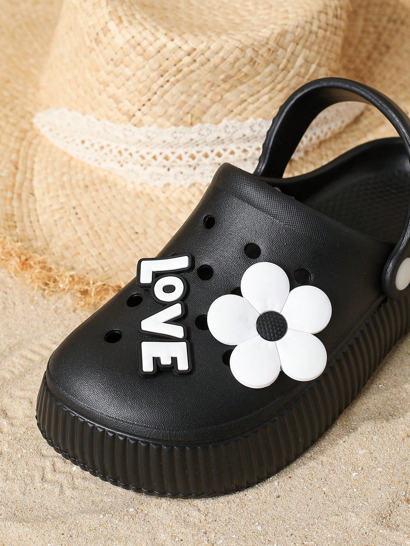 نعل شبشب نسائية بإطلالة مفتوحة على الأصابع و كعب سميك ، عصرية ، مريحة ، لا تنزلق ، مناسبة للشاطئ و الأنشطة الخارجية ، مصنوعة من إيفا