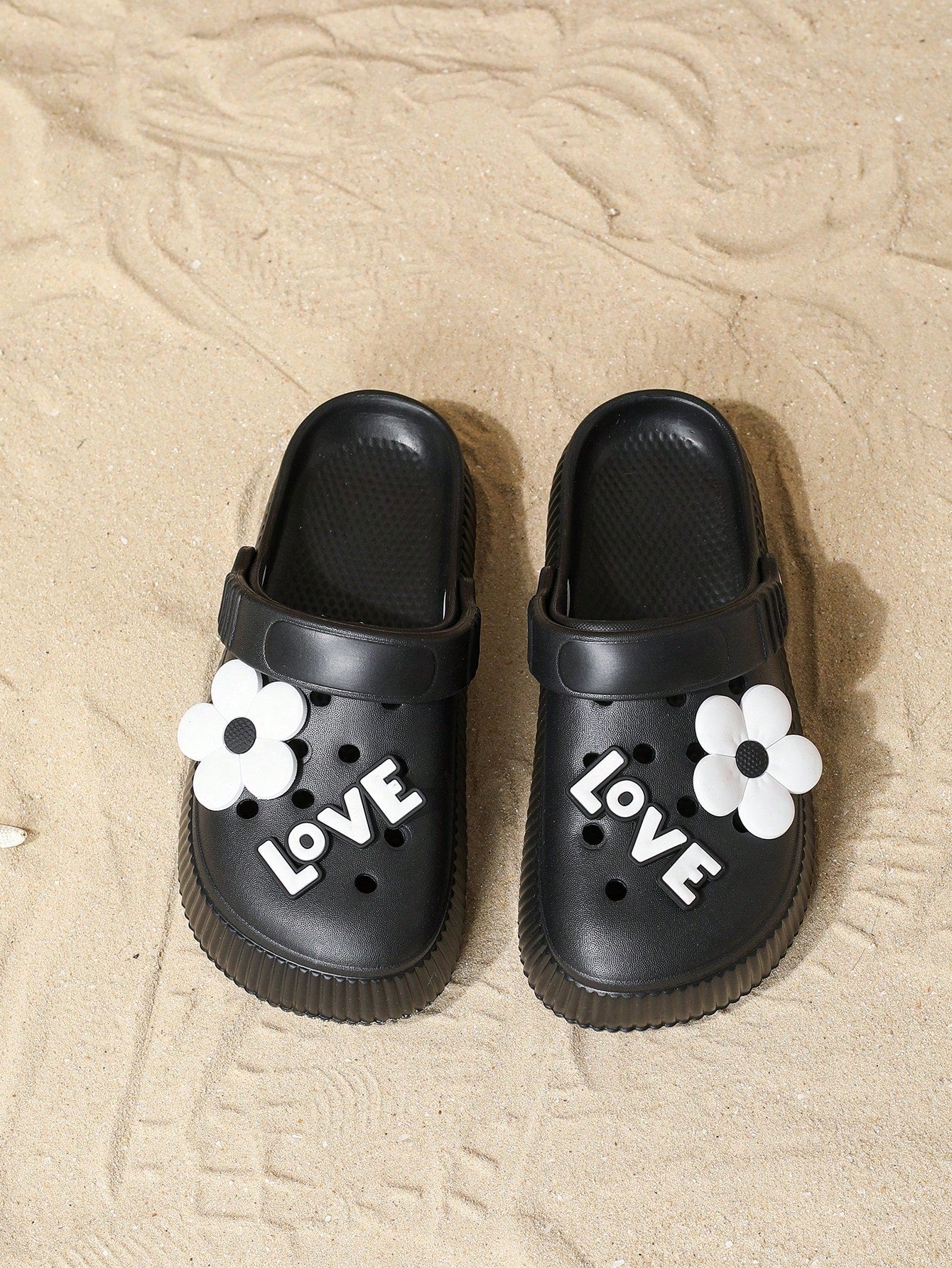 نعل شبشب نسائية بإطلالة مفتوحة على الأصابع و كعب سميك ، عصرية ، مريحة ، لا تنزلق ، مناسبة للشاطئ و الأنشطة الخارجية ، مصنوعة من إيفا