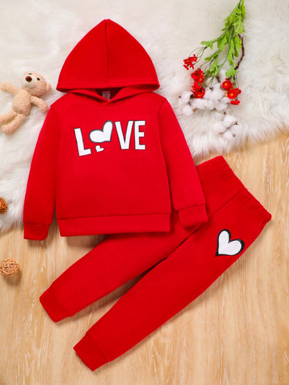 سترة بقلنسوة وبنطلون رياضي بغطاء رأس للفتيات مكون من قطعتين مع طباعة القلوب والحروف.