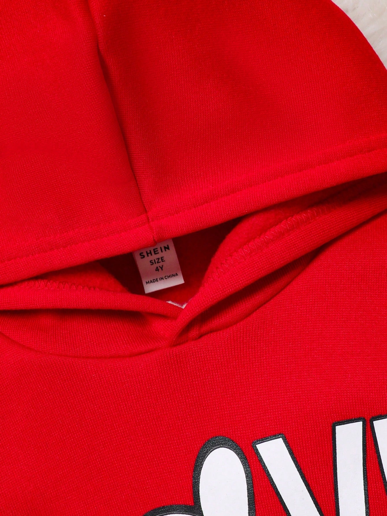 سترة بقلنسوة وبنطلون رياضي بغطاء رأس للفتيات مكون من قطعتين مع طباعة القلوب والحروف.