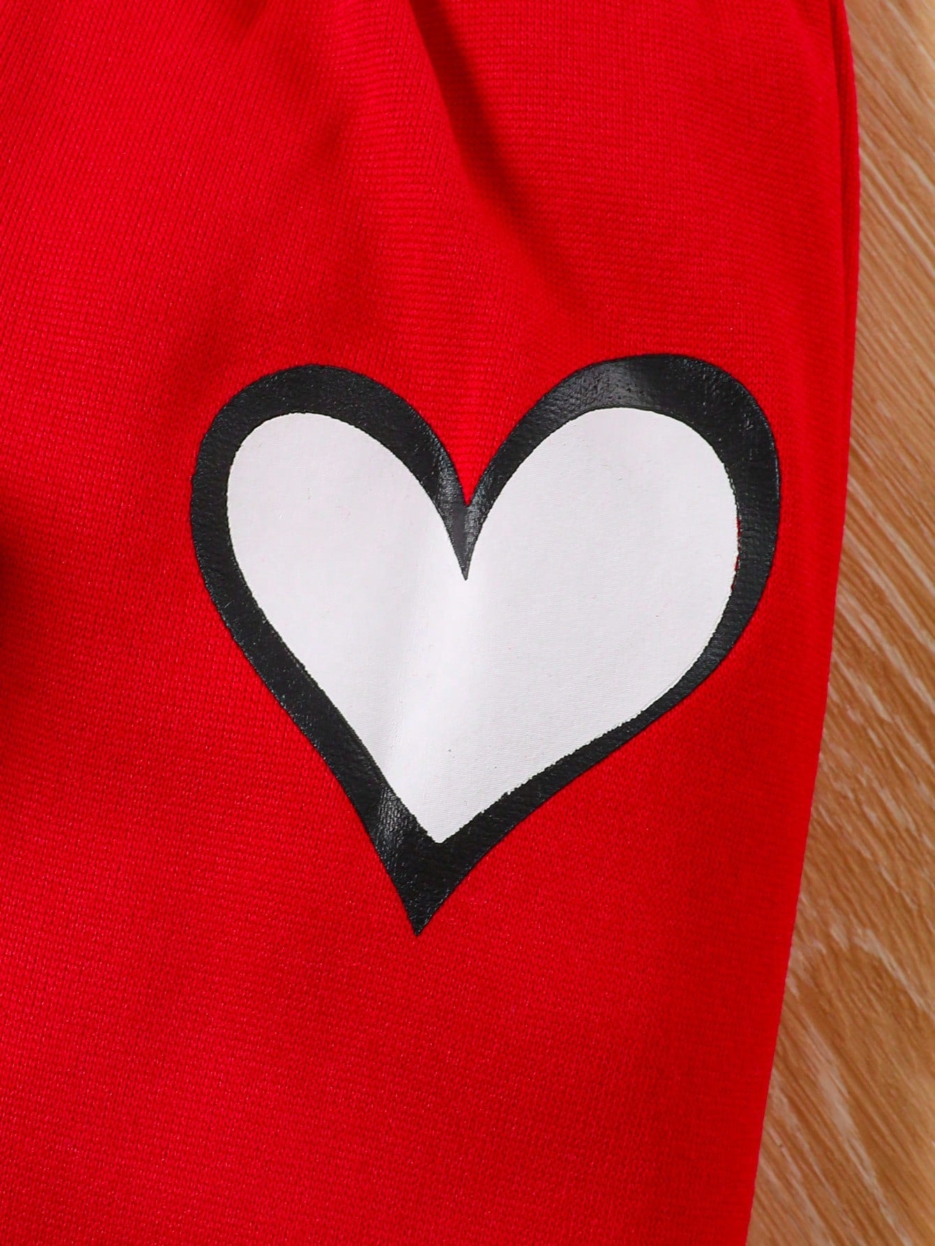 سترة بقلنسوة وبنطلون رياضي بغطاء رأس للفتيات مكون من قطعتين مع طباعة القلوب والحروف.