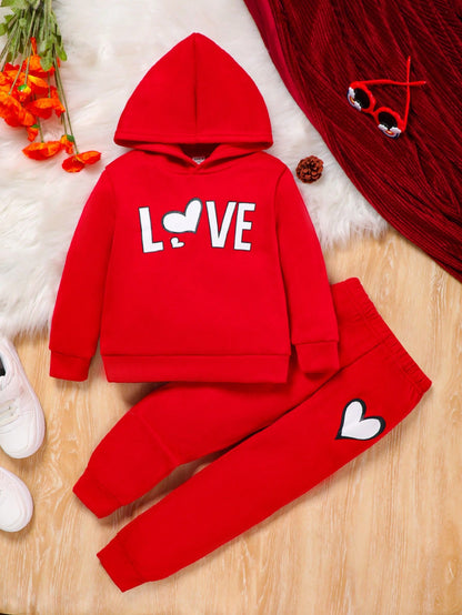 سترة بقلنسوة وبنطلون رياضي بغطاء رأس للفتيات مكون من قطعتين مع طباعة القلوب والحروف.