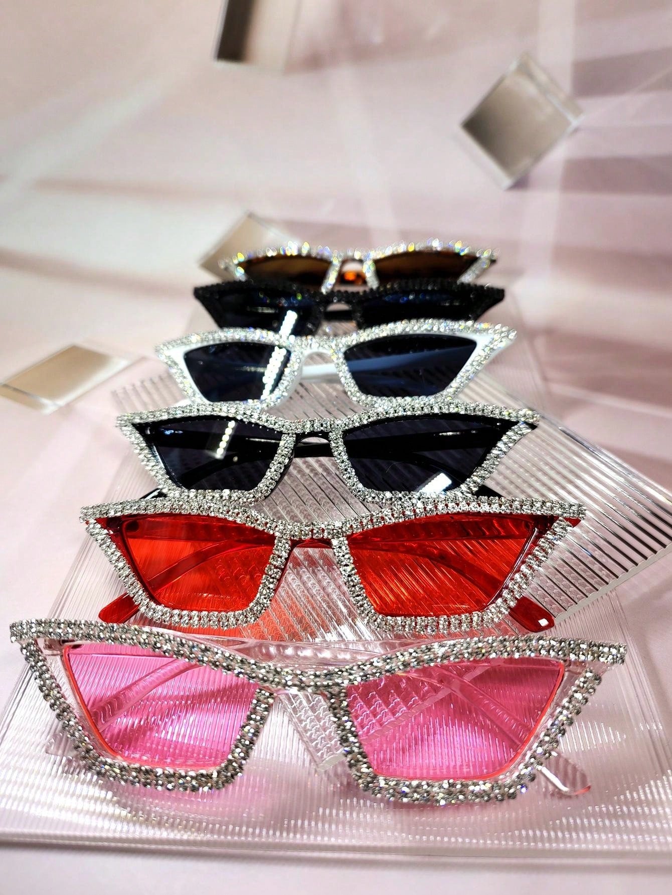 نظارات حفلات موضة فاخرة للنساء مُزينة بالراين واكريستال بإطار وردي بلاستيكي زوج واحد