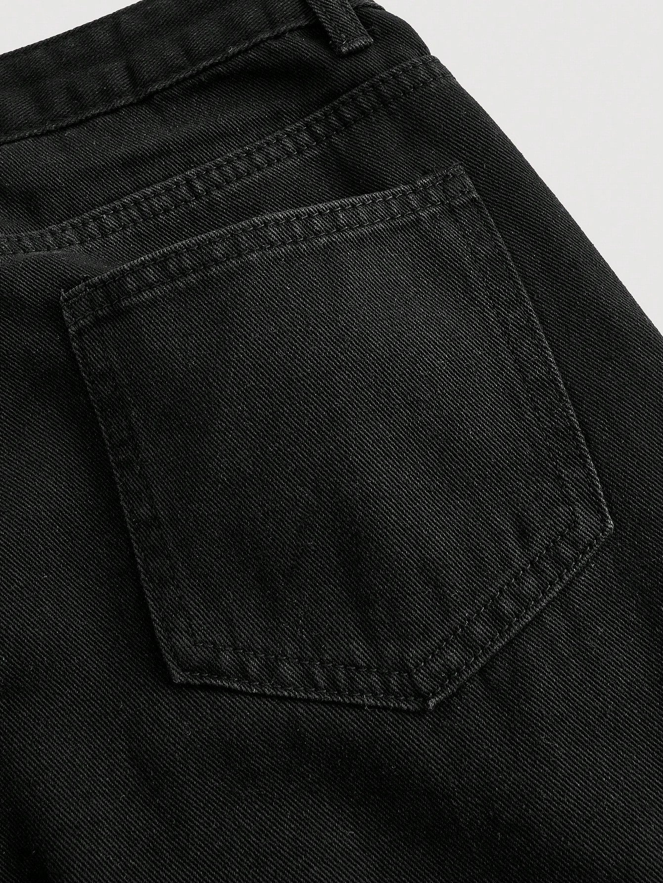 بنطال جينز بتفاصيل حافة مهترئة وقصة ساق واسعة