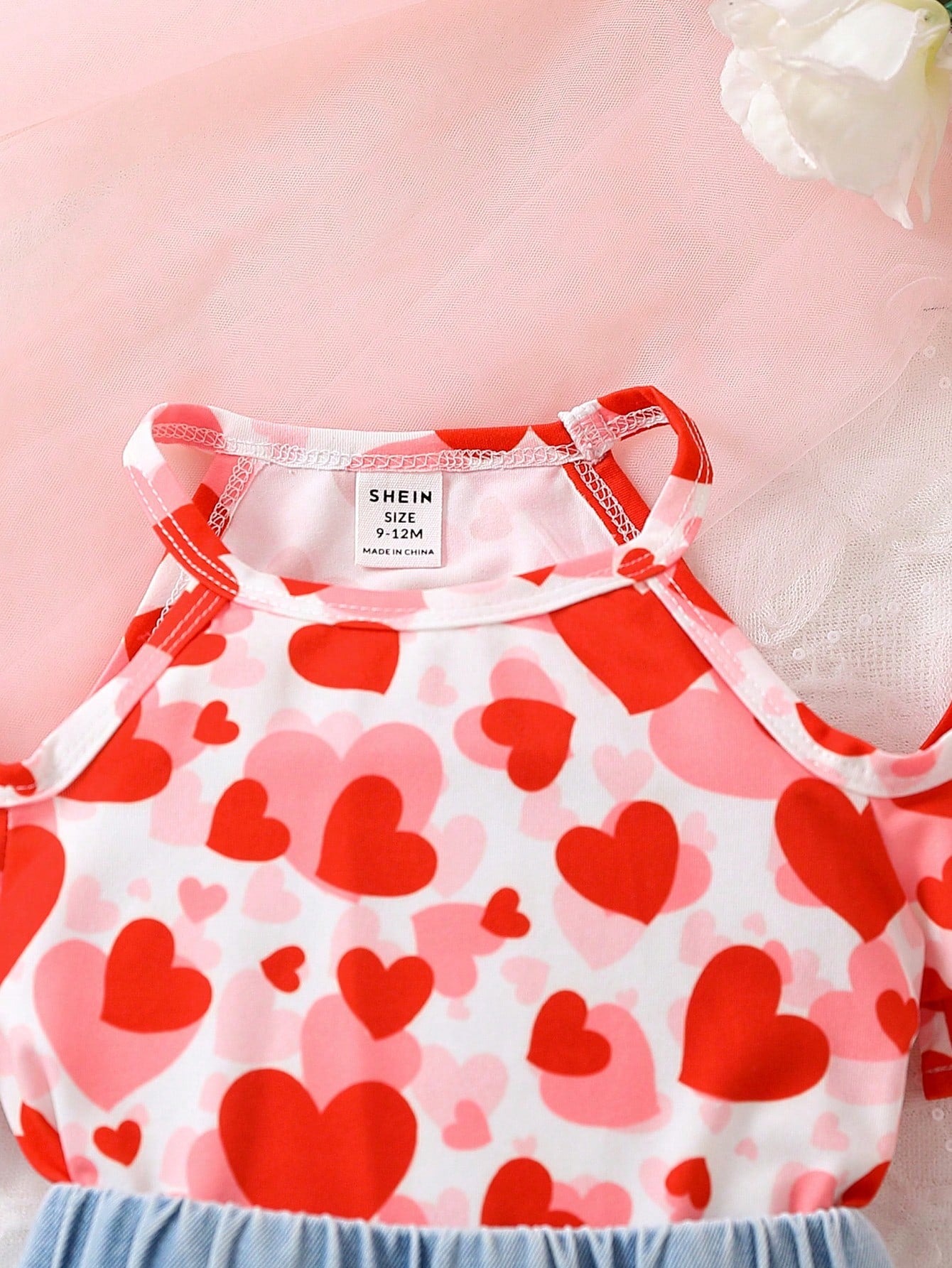 طقم قطعتين للفتيات الرضع: بلوزة موشحة برقبة دائرية بشكل قلب وحمالة كتف حرة وتنورة جينز فاتحة لربيع وصيف