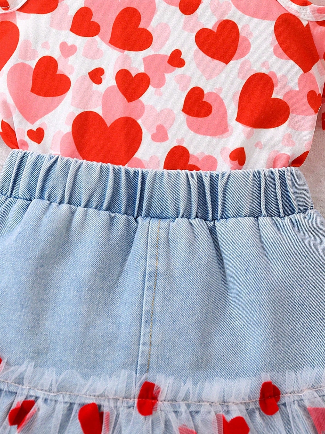 طقم قطعتين للفتيات الرضع: بلوزة موشحة برقبة دائرية بشكل قلب وحمالة كتف حرة وتنورة جينز فاتحة لربيع وصيف