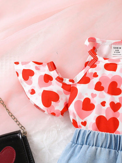 طقم قطعتين للفتيات الرضع: بلوزة موشحة برقبة دائرية بشكل قلب وحمالة كتف حرة وتنورة جينز فاتحة لربيع وصيف