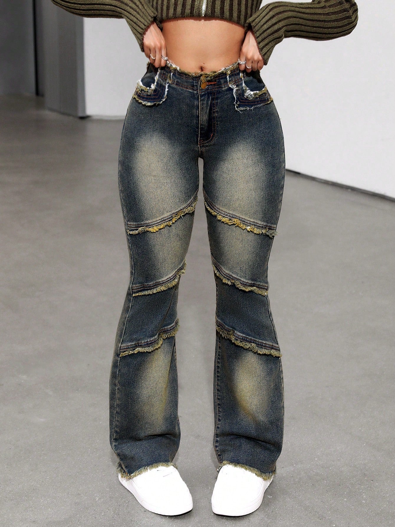 بنطلون جينز موسع للساقين بطرف ممزق مغسول بالماء