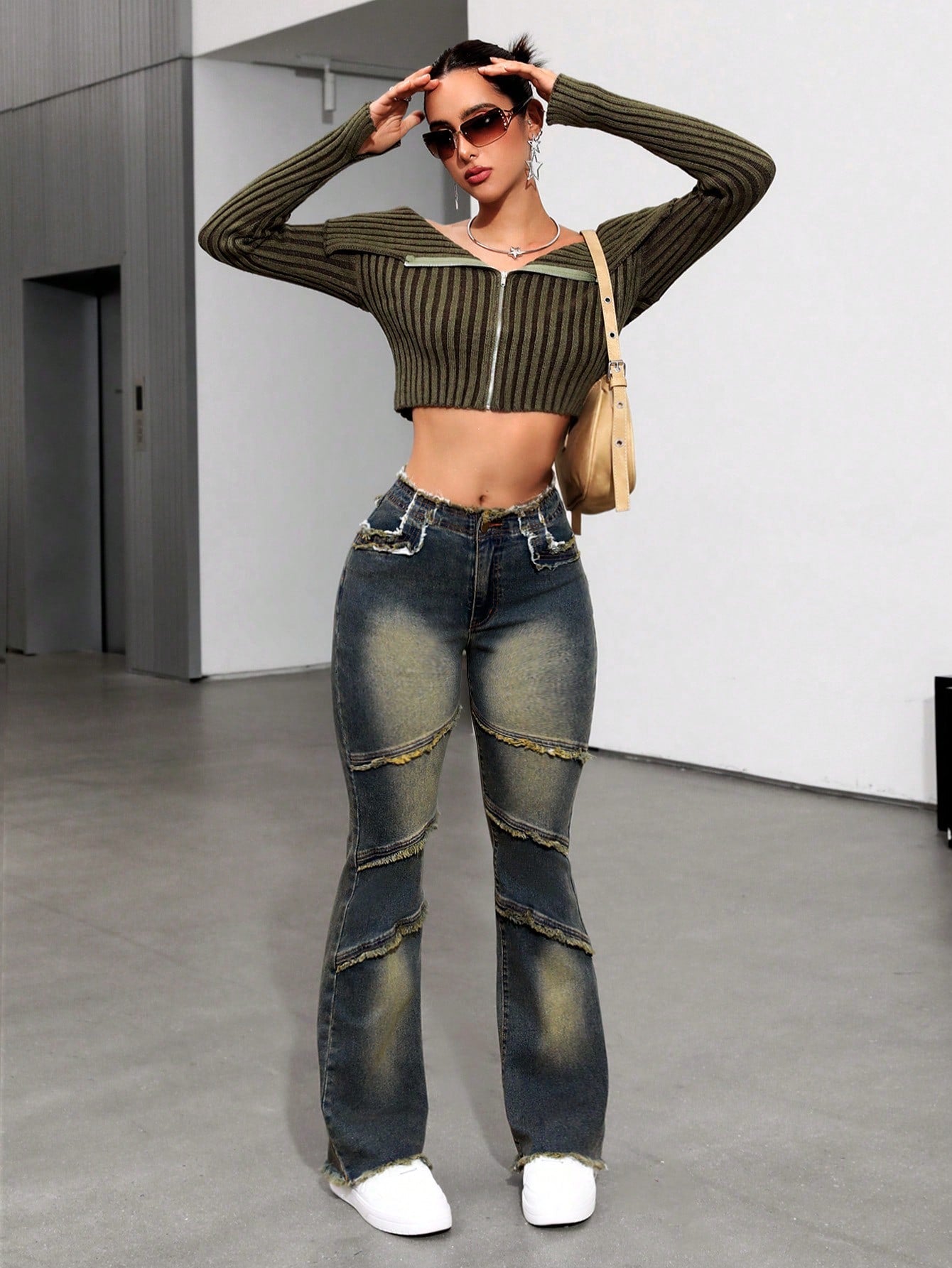 بنطلون جينز موسع للساقين بطرف ممزق مغسول بالماء