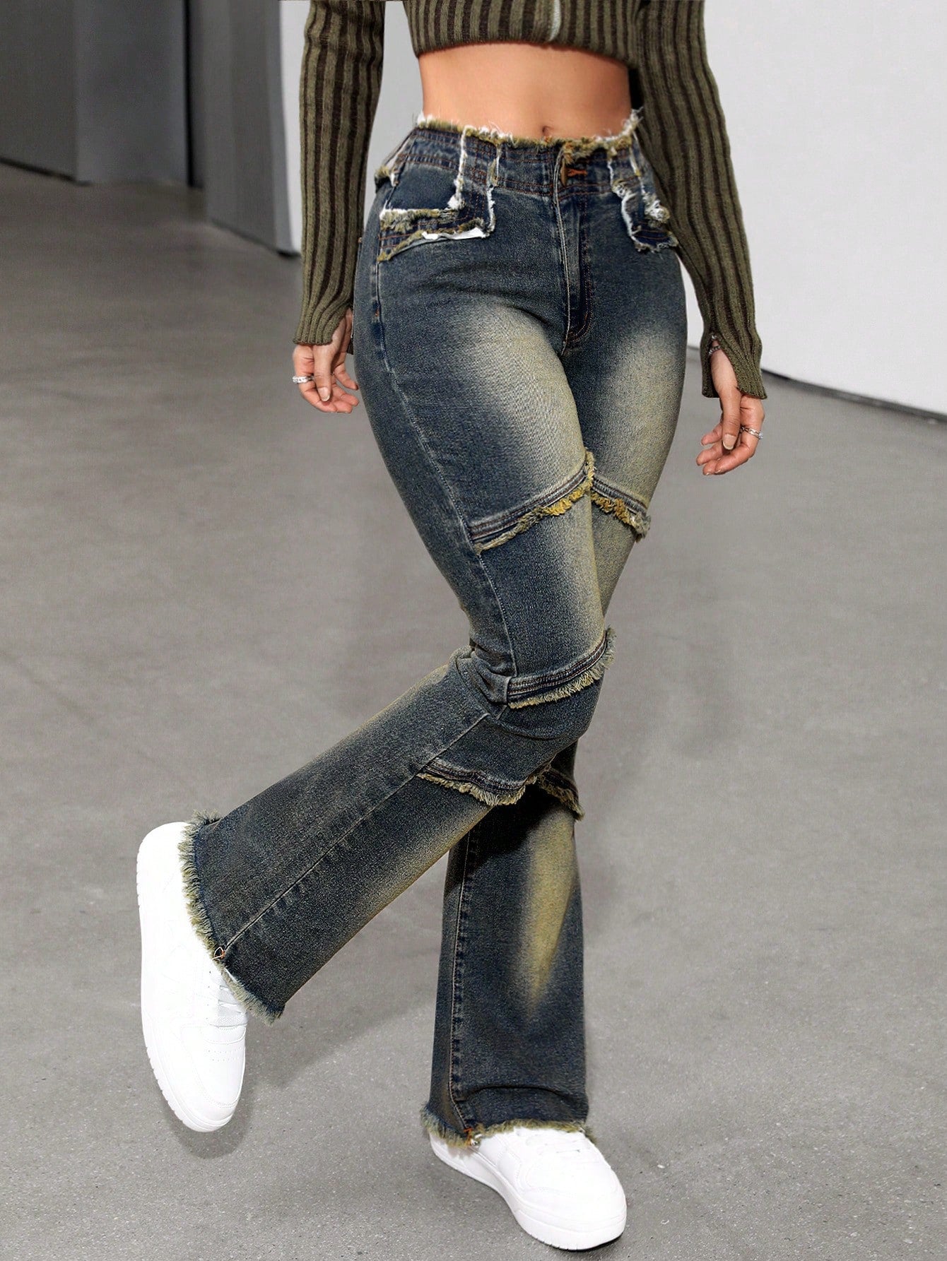 بنطلون جينز موسع للساقين بطرف ممزق مغسول بالماء