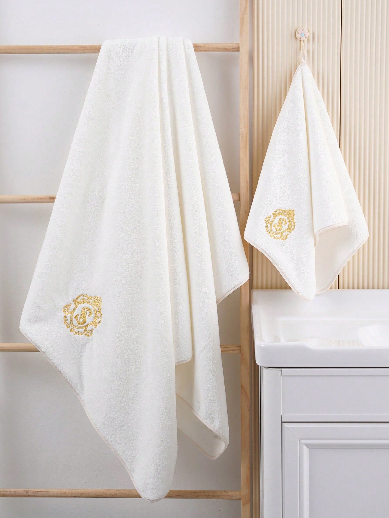 منشفة حرير النعام المطرزة بالفرشاة الأحمر 25مل عبارة عن قطعة واحدة، موحد اللون، اختر بين منشفة الحمام أو منشفة الوجه وحجمك المفضل، منشفة ناعمة وامتصاصية مع نمط مطرز، تصميم الأزواج.