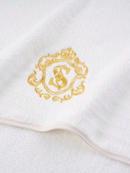 منشفة حرير النعام المطرزة بالفرشاة الأحمر 25مل عبارة عن قطعة واحدة، موحد اللون، اختر بين منشفة الحمام أو منشفة الوجه وحجمك المفضل، منشفة ناعمة وامتصاصية مع نمط مطرز، تصميم الأزواج.