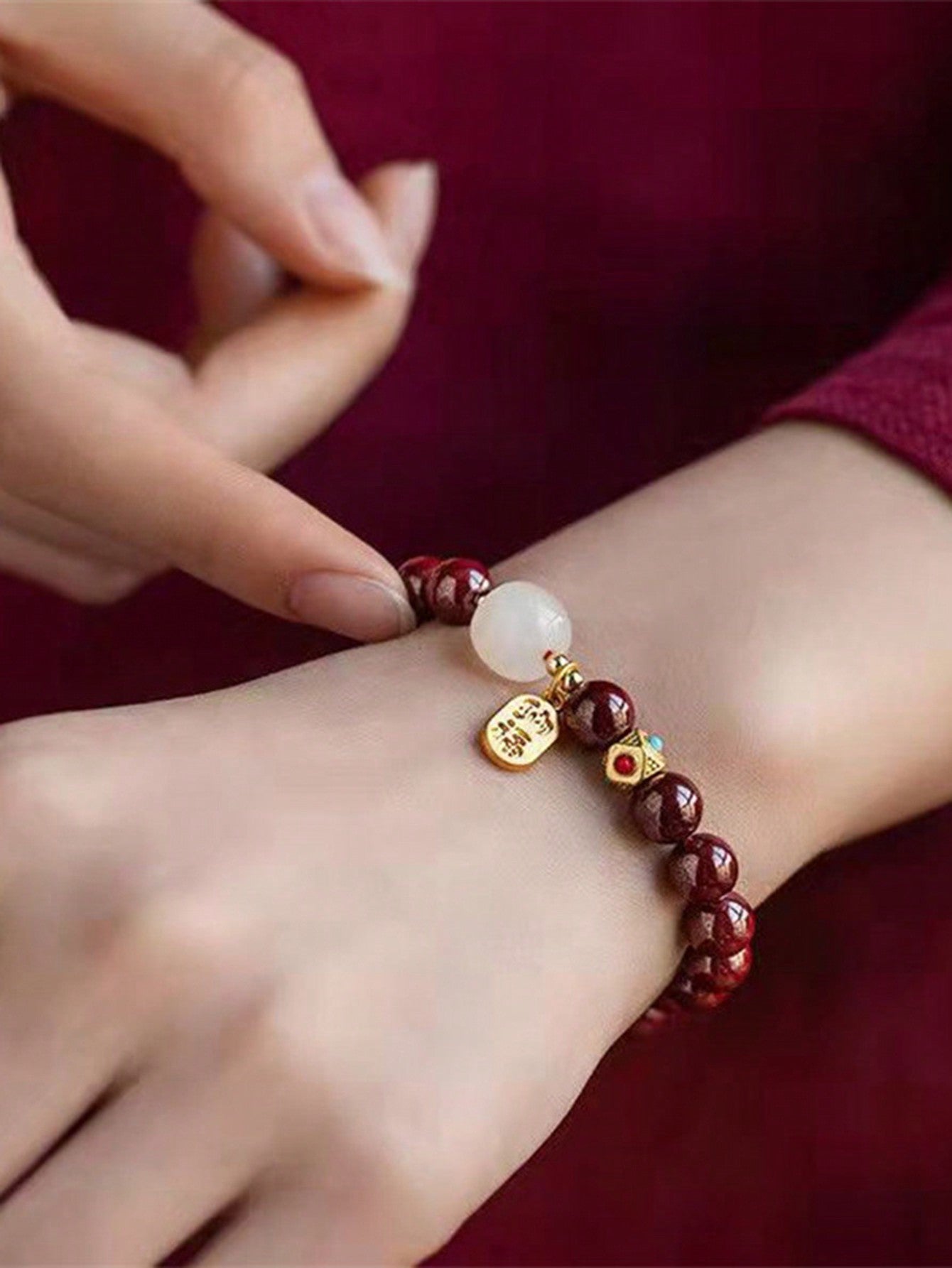 سوار الخرز مع معلق تقليدي أحمر بنمط صيني 'na Fu' قطعة واحدة ، هدية محظوظة للزوجين في المهرجان