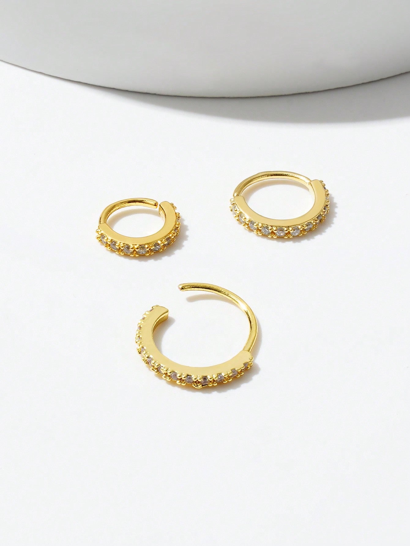 حلق الأنف الزهري المربع الزخرفي المذهب