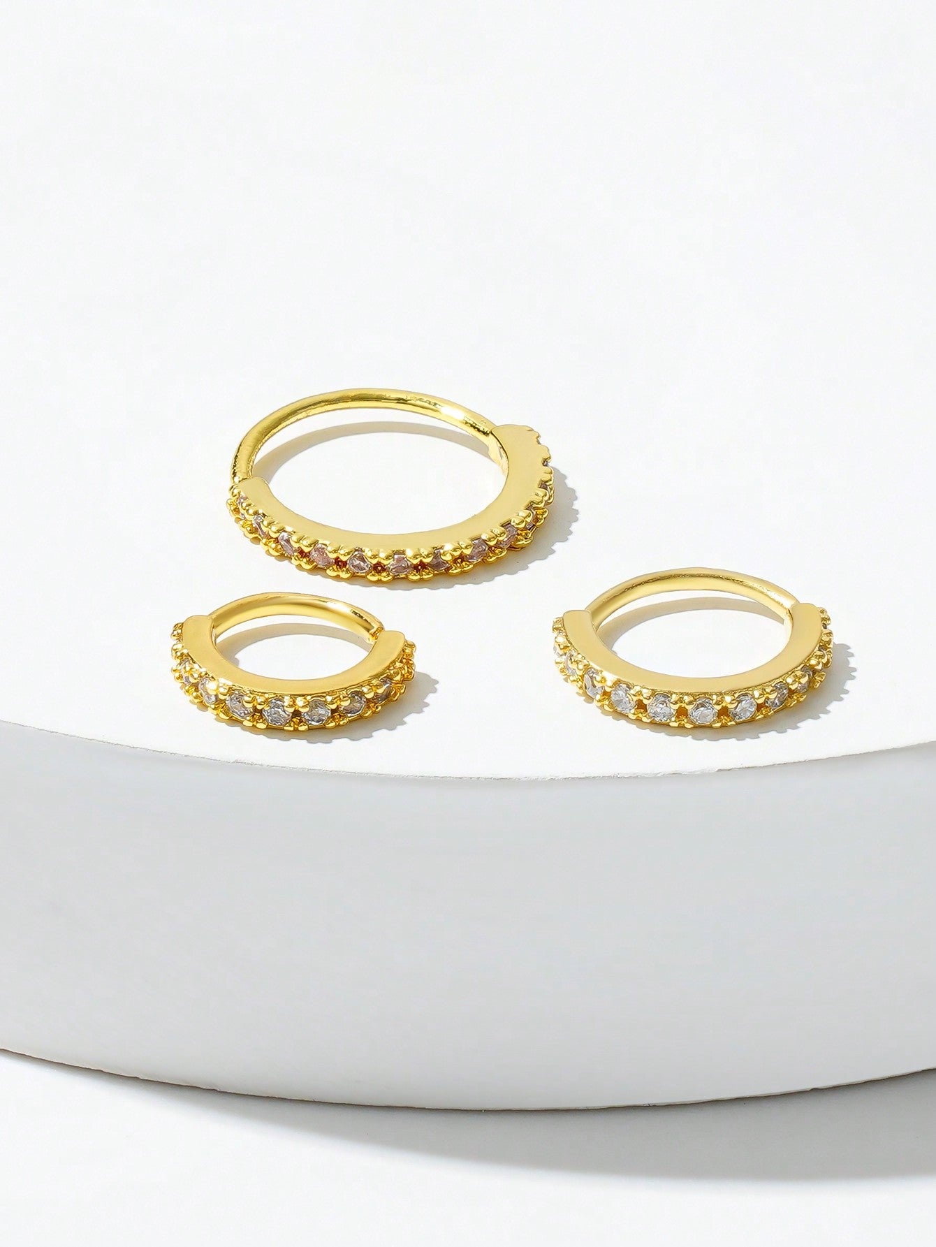 حلق الأنف الزهري المربع الزخرفي المذهب