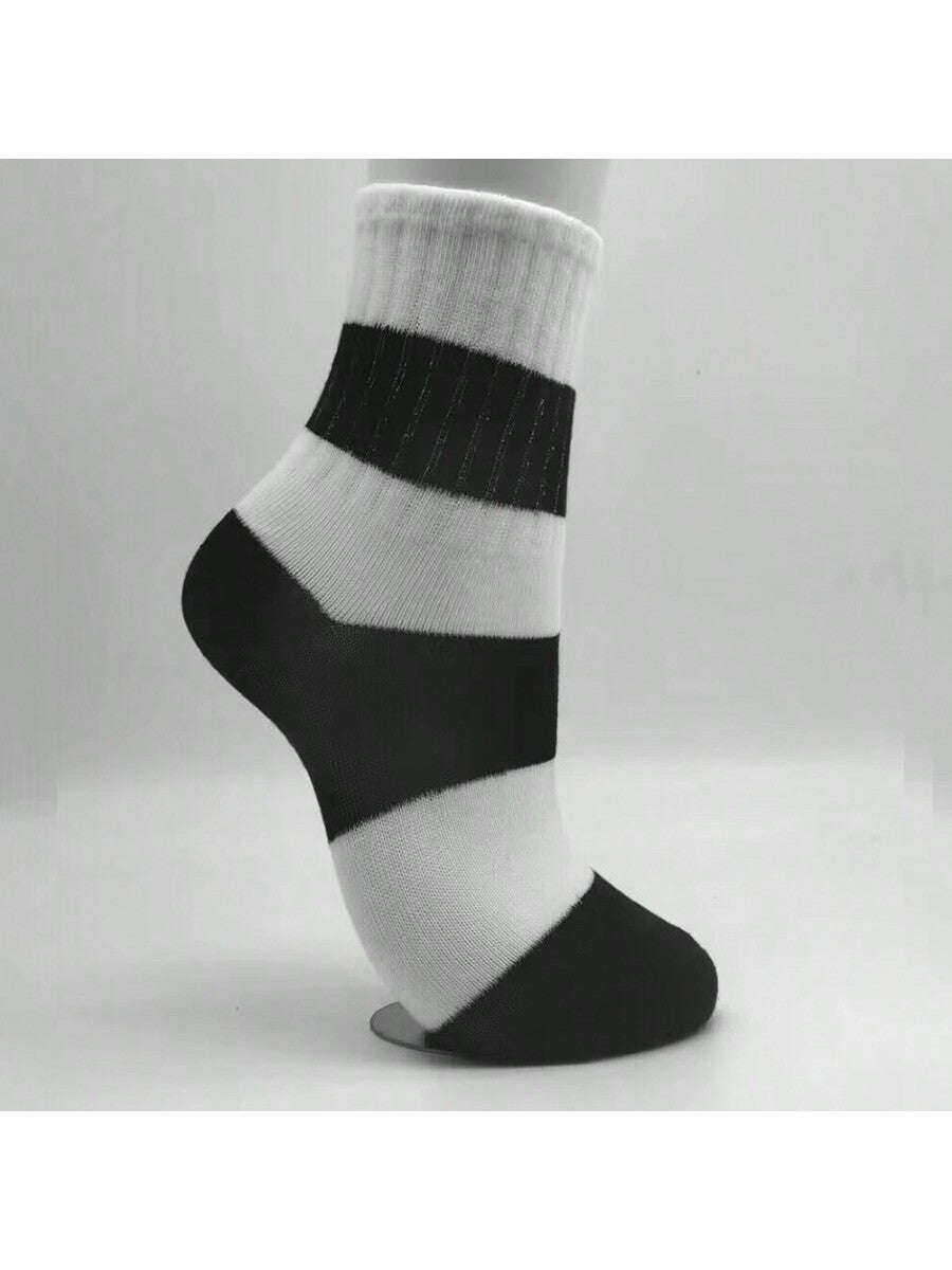طقم 5 أزواج من الجوارب النسائية المخططة باللونين الأبيض والأسود نمط بسيط مطرز الخماسي جوارب رياضية نسائية