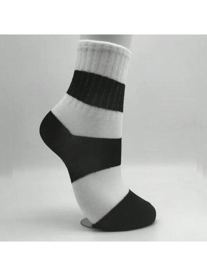 طقم 5 أزواج من الجوارب النسائية المخططة باللونين الأبيض والأسود نمط بسيط مطرز الخماسي جوارب رياضية نسائية