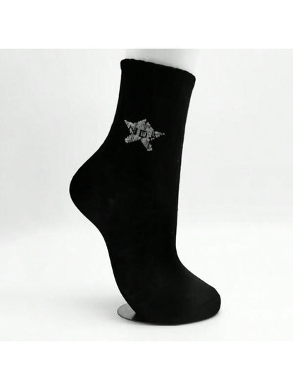 طقم 5 أزواج من الجوارب النسائية المخططة باللونين الأبيض والأسود نمط بسيط مطرز الخماسي جوارب رياضية نسائية