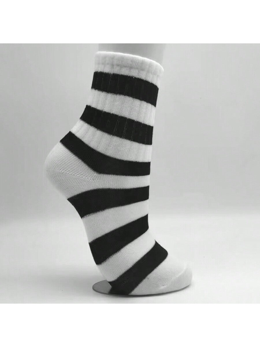 طقم 5 أزواج من الجوارب النسائية المخططة باللونين الأبيض والأسود نمط بسيط مطرز الخماسي جوارب رياضية نسائية