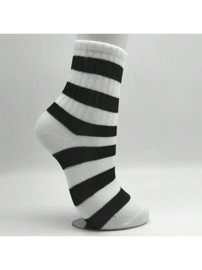 طقم 5 أزواج من الجوارب النسائية المخططة باللونين الأبيض والأسود نمط بسيط مطرز الخماسي جوارب رياضية نسائية