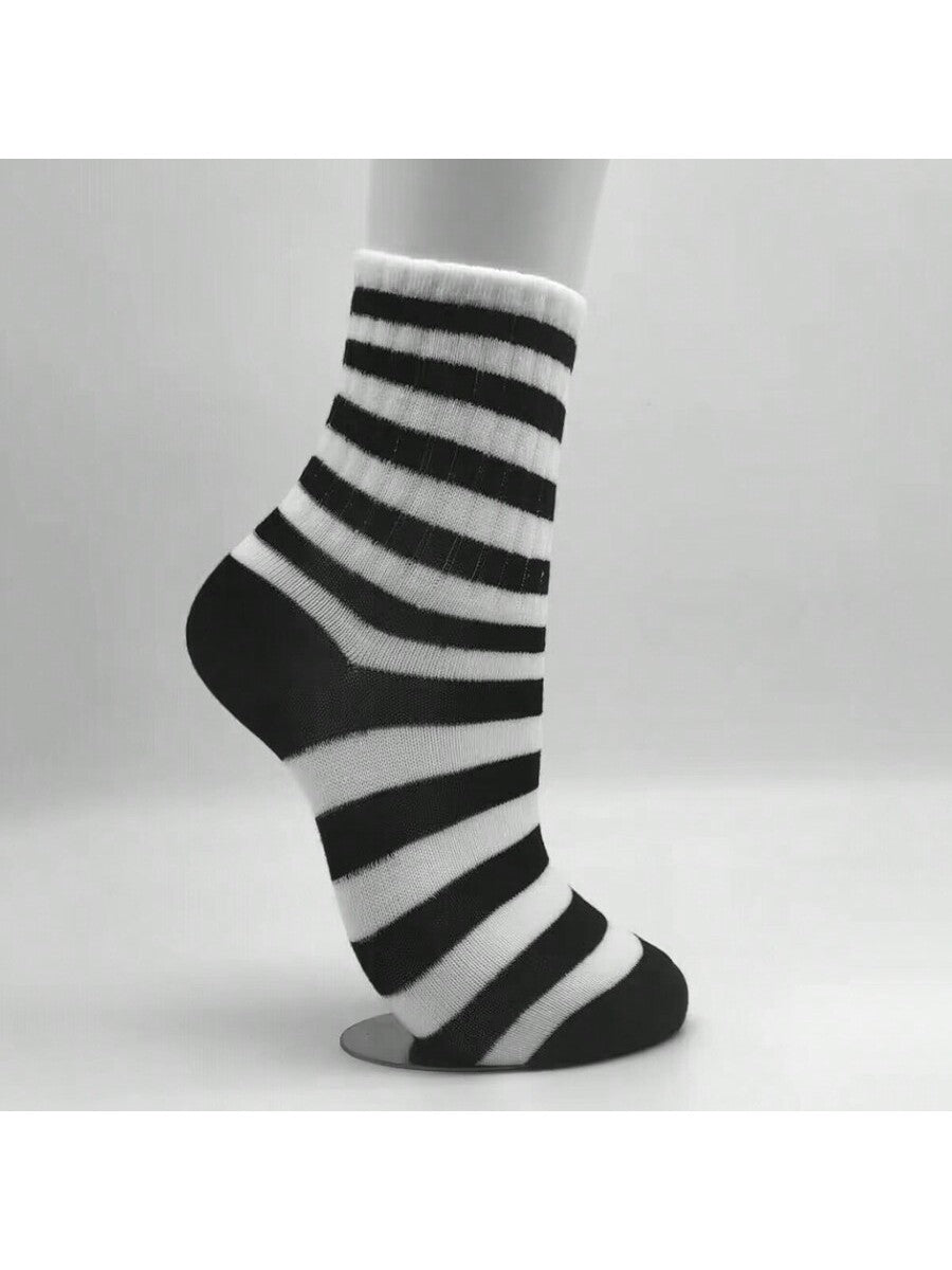 طقم 5 أزواج من الجوارب النسائية المخططة باللونين الأبيض والأسود نمط بسيط مطرز الخماسي جوارب رياضية نسائية