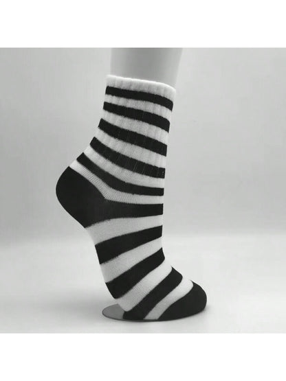 طقم 5 أزواج من الجوارب النسائية المخططة باللونين الأبيض والأسود نمط بسيط مطرز الخماسي جوارب رياضية نسائية