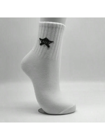 طقم 5 أزواج من الجوارب النسائية المخططة باللونين الأبيض والأسود نمط بسيط مطرز الخماسي جوارب رياضية نسائية