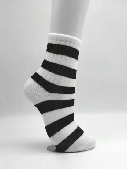 طقم 5 أزواج من الجوارب النسائية المخططة باللونين الأبيض والأسود نمط بسيط مطرز الخماسي جوارب رياضية نسائية