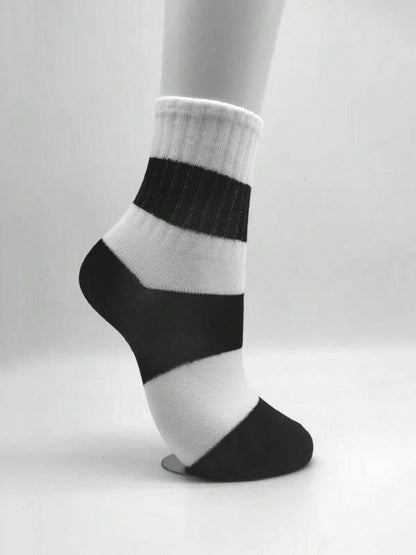 طقم 5 أزواج من الجوارب النسائية المخططة باللونين الأبيض والأسود نمط بسيط مطرز الخماسي جوارب رياضية نسائية