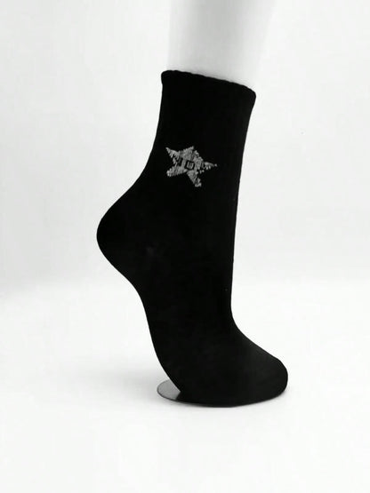 طقم 5 أزواج من الجوارب النسائية المخططة باللونين الأبيض والأسود نمط بسيط مطرز الخماسي جوارب رياضية نسائية