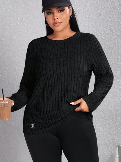 تيشرت نسائي مقاسات كبيرة أحادي اللون من ذات رقبة دائرية مع نسيج، لمناسبة