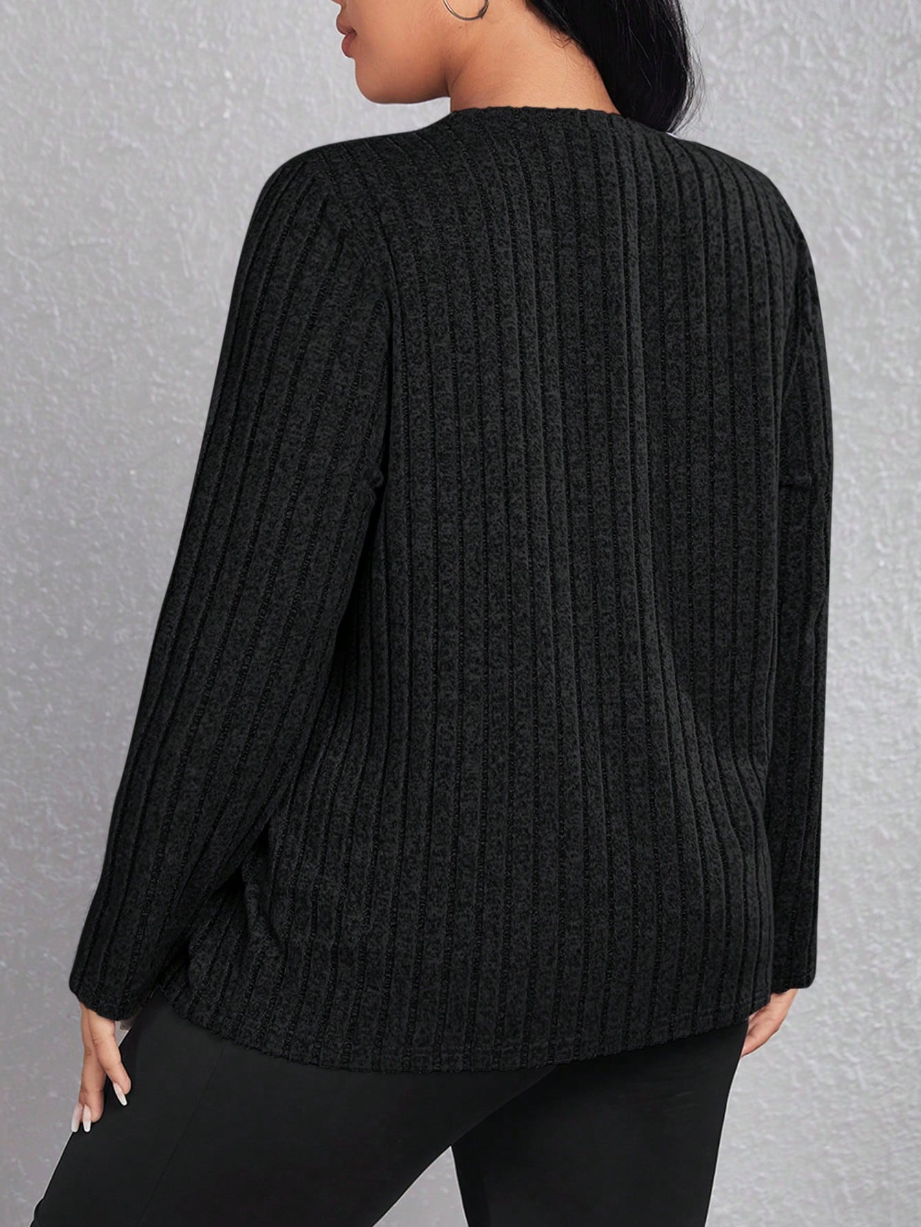 تيشرت نسائي مقاسات كبيرة أحادي اللون من ذات رقبة دائرية مع نسيج، لمناسبة