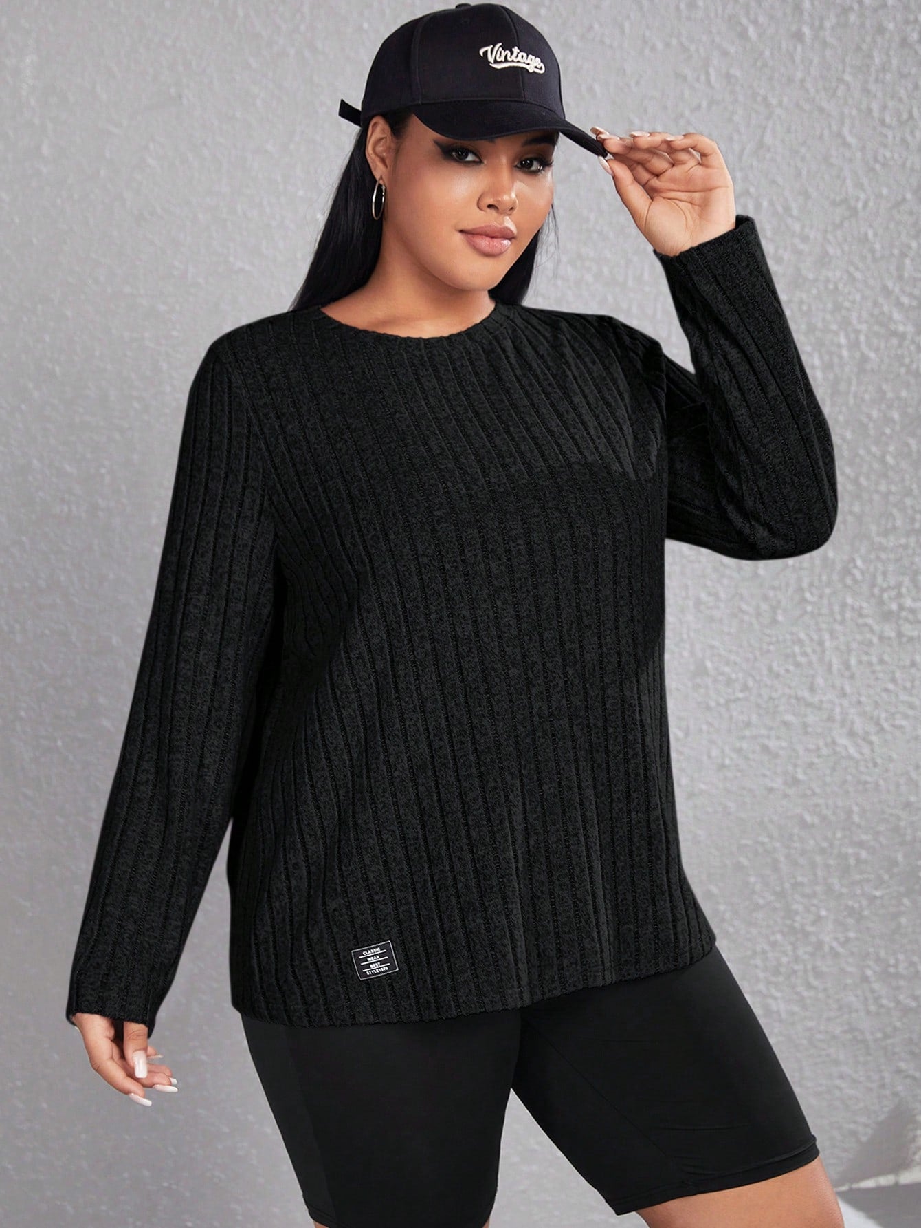 تيشرت نسائي مقاسات كبيرة أحادي اللون من ذات رقبة دائرية مع نسيج، لمناسبة