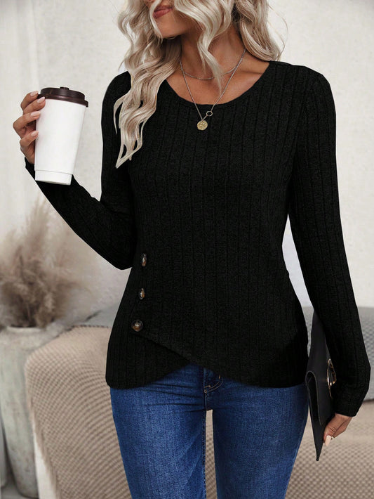 تيشرت طويل الأكمام مزين بأزرار