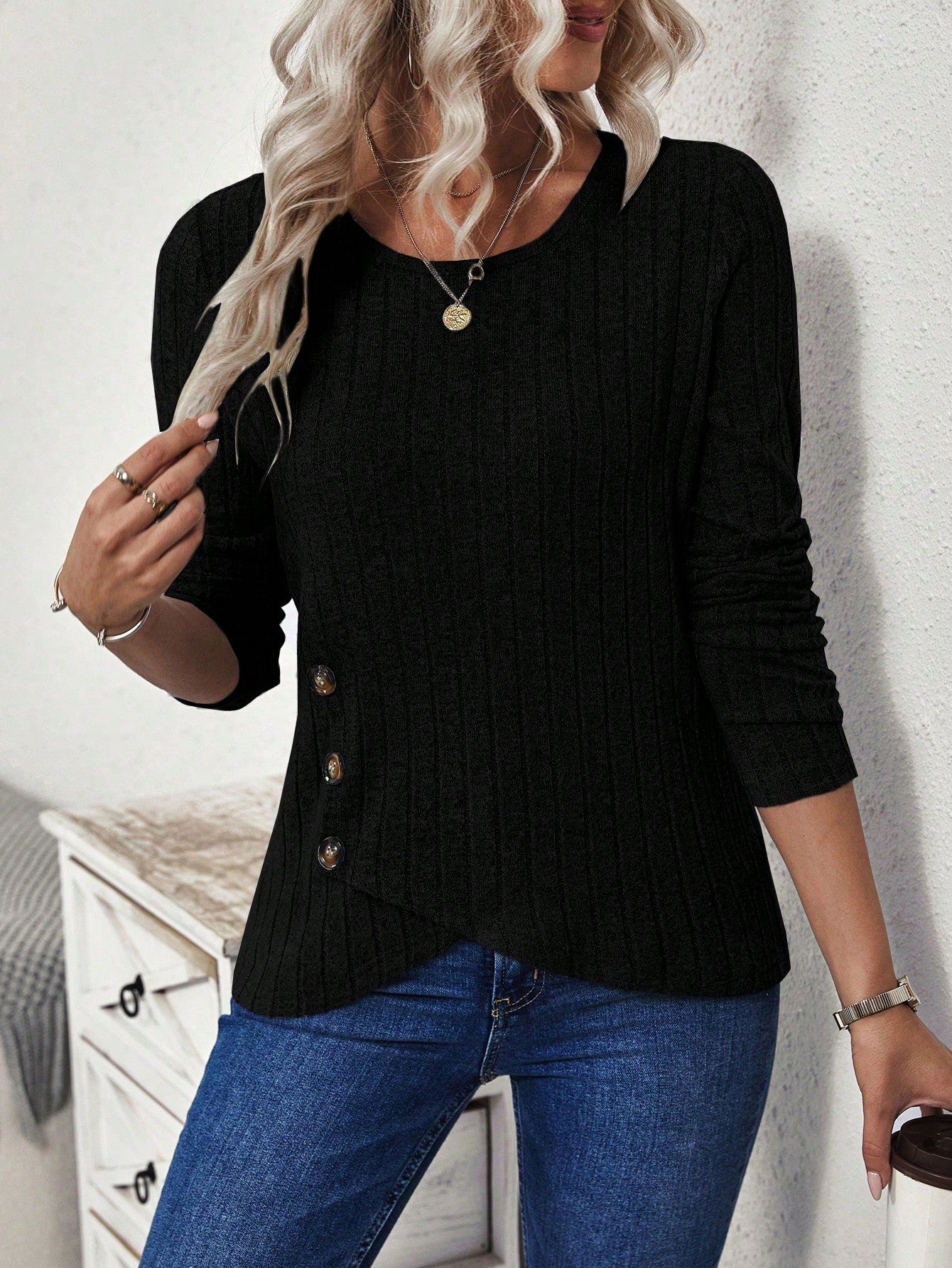 تيشرت طويل الأكمام مزين بأزرار