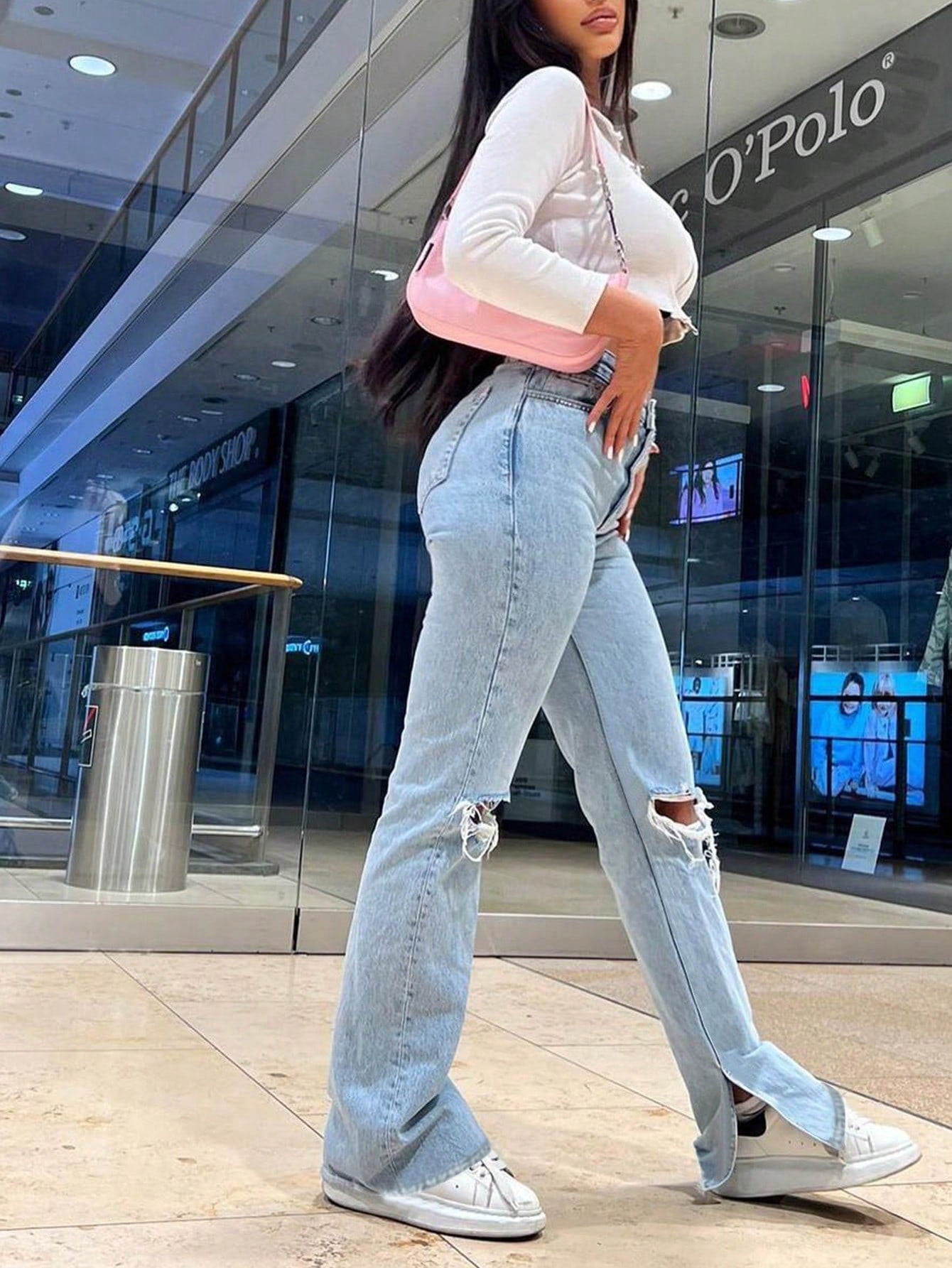 بنطلون جينز عاري الدم ذو فتحات وشقوق ، عصري ومثالي للإطلالة الكاجوال