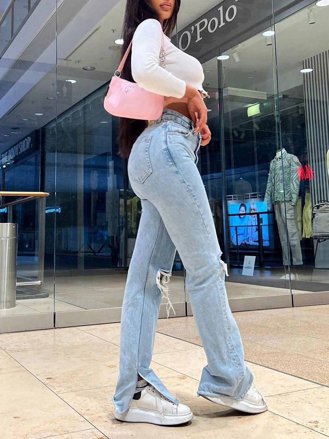 بنطلون جينز عاري الدم ذو فتحات وشقوق ، عصري ومثالي للإطلالة الكاجوال