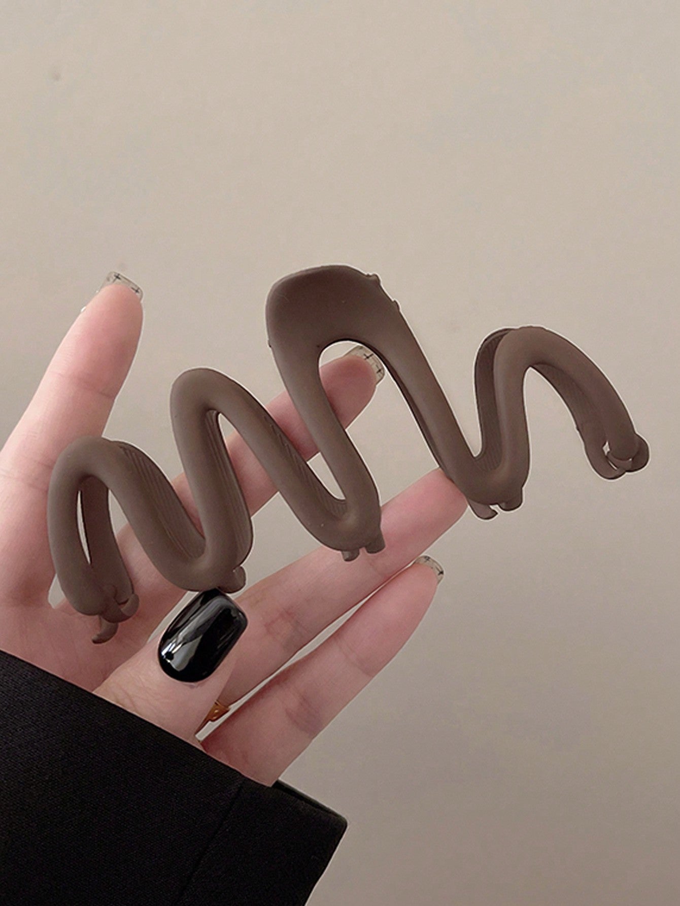 كليب شعر كبير شكل موجة للنساء بلاستيكي خفيف الوزن، أنيق ورشيق باللونين الأسود والبني، موضة متعددة الاستخدامات