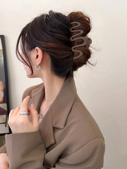 كليب شعر كبير شكل موجة للنساء بلاستيكي خفيف الوزن، أنيق ورشيق باللونين الأسود والبني، موضة متعددة الاستخدامات