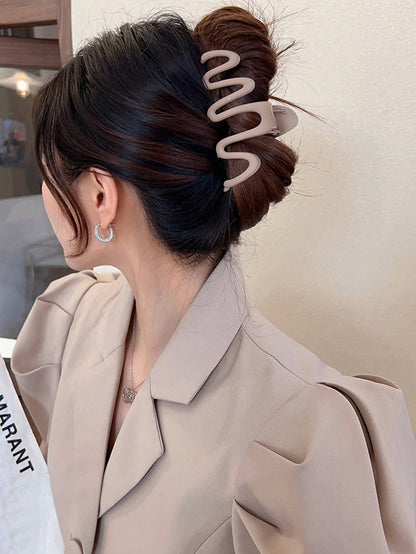 كليب شعر كبير شكل موجة للنساء بلاستيكي خفيف الوزن، أنيق ورشيق باللونين الأسود والبني، موضة متعددة الاستخدامات