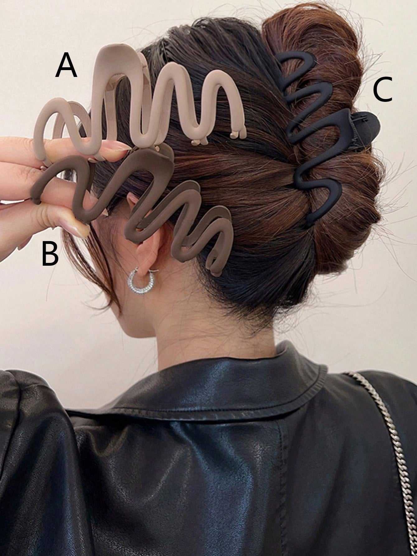 كليب شعر كبير شكل موجة للنساء بلاستيكي خفيف الوزن، أنيق ورشيق باللونين الأسود والبني، موضة متعددة الاستخدامات