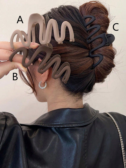 كليب شعر كبير شكل موجة للنساء بلاستيكي خفيف الوزن، أنيق ورشيق باللونين الأسود والبني، موضة متعددة الاستخدامات