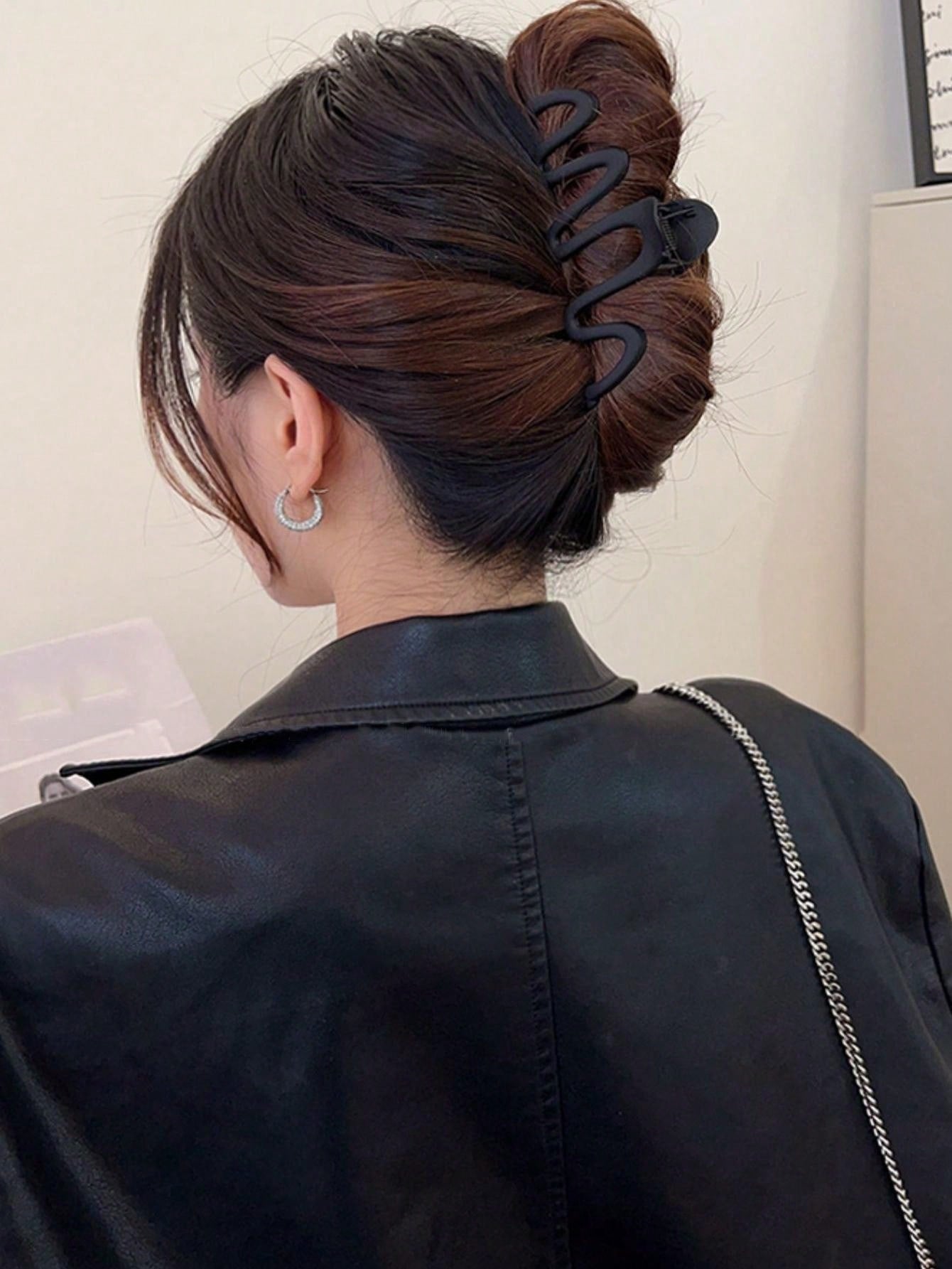 كليب شعر كبير شكل موجة للنساء بلاستيكي خفيف الوزن، أنيق ورشيق باللونين الأسود والبني، موضة متعددة الاستخدامات