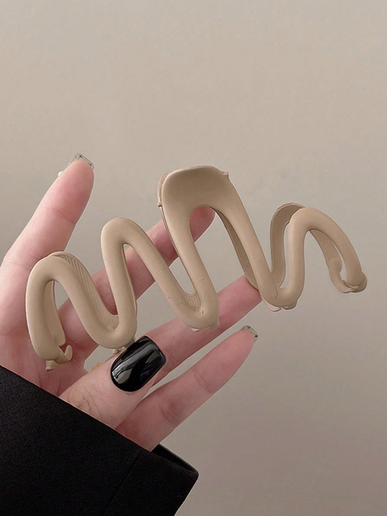 كليب شعر كبير شكل موجة للنساء بلاستيكي خفيف الوزن، أنيق ورشيق باللونين الأسود والبني، موضة متعددة الاستخدامات