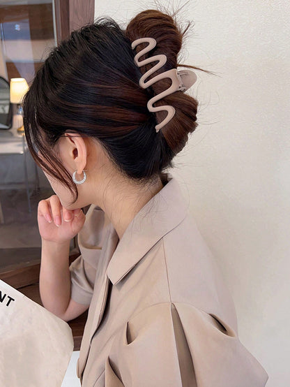 كليب شعر كبير شكل موجة للنساء بلاستيكي خفيف الوزن، أنيق ورشيق باللونين الأسود والبني، موضة متعددة الاستخدامات