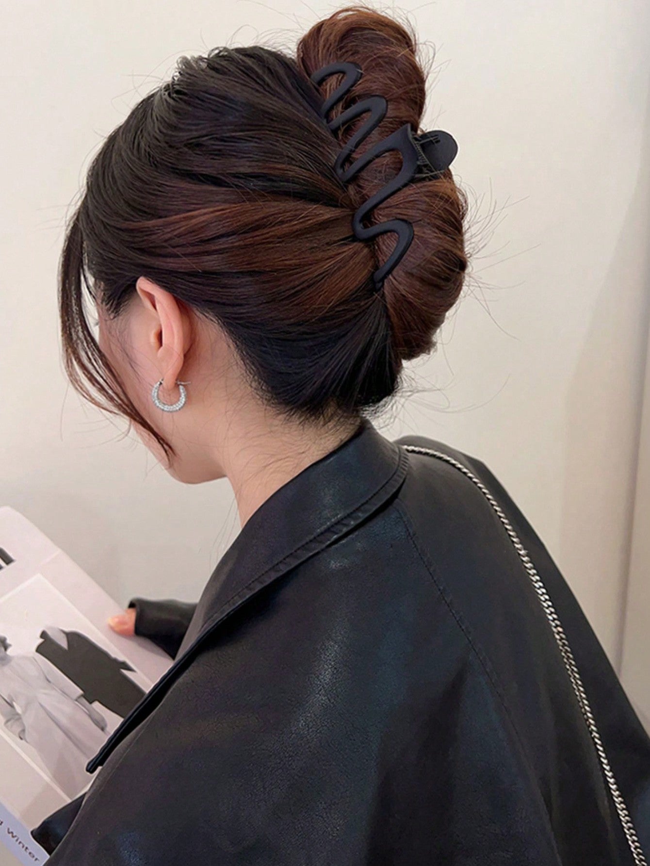 كليب شعر كبير شكل موجة للنساء بلاستيكي خفيف الوزن، أنيق ورشيق باللونين الأسود والبني، موضة متعددة الاستخدامات