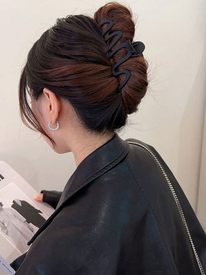 كليب شعر كبير شكل موجة للنساء بلاستيكي خفيف الوزن، أنيق ورشيق باللونين الأسود والبني، موضة متعددة الاستخدامات