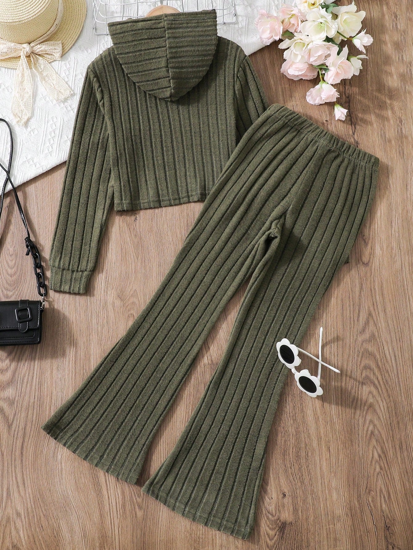 طقم بنطلون واسع وقميص وقبعة مرنة للبنات المراهقات