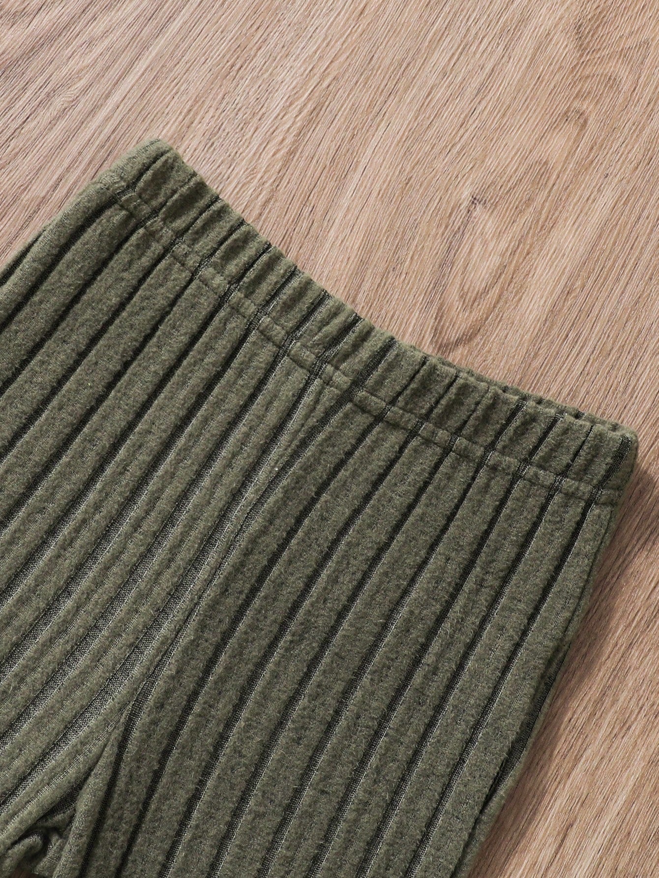 طقم بنطلون واسع وقميص وقبعة مرنة للبنات المراهقات